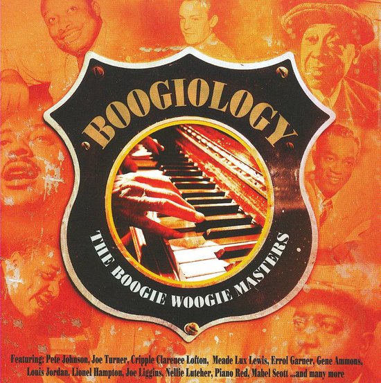 Boogiology: The Boogie Woogie Masters albumcover met een close-up van handen die pianotoetsen bespelen, omringd door portretten van muzikanten.