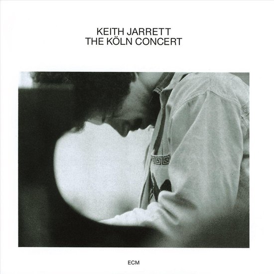 Keith Jarrett, The Köln Concert albumhoes. Pianist gebogen over de piano.