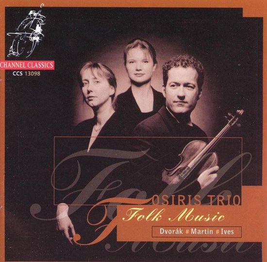Drie musici, twee vrouwen en een man, poseren op de hoes van de cd 'Folk Music'. De man houdt een viool vast.
