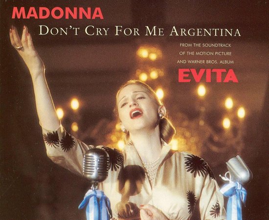Madonna in Evita, "Don't Cry For Me Argentina", zingt met een microfoon in de hand.