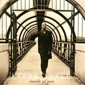 Aaron Hall op de hoes van zijn album 'Inside of You', lopend in een tunnel.