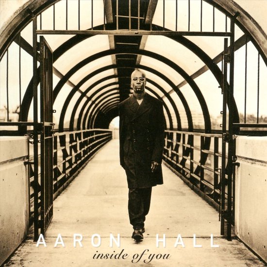 Aaron Hall op de hoes van zijn album 'Inside of You', lopend in een tunnel.