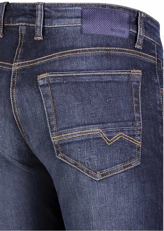 Close-up van de achterzak van een donkerblauwe jeans met oranje stiksels en een blauw merklabel.