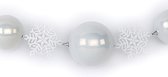 1x stuks Witte Kerst decoratie slinger met ballen en sneeuwvlokken 116 cm - Kerstballen raamslinger - Schouw versiering