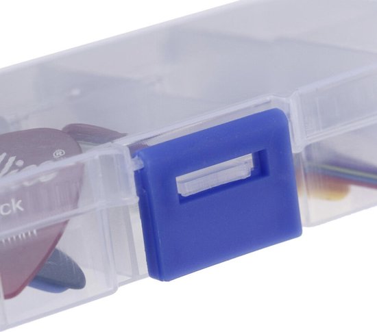 Sluiting van een transparante koffer, met op de achtergrond Alice plectrums in de kleuren rood en geel.