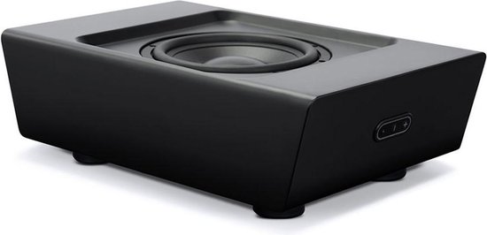 Zwarte compacte Bluesound Pulse Sub+ subwoofer met een woofer aan de bovenzijde.