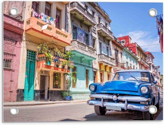Tuinposter – Blauwe Auto in Straat in Cuba - 40x30cm Foto op Tuinposter  (wanddecoratie voor buiten en binnen)