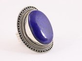 Zware bewerkte zilveren ring met grote lapis lazuli steen - maat 18