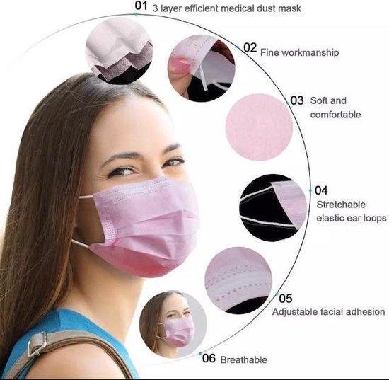 Roze 3-laags medisch mondkapje met fijne afwerking en rekbare oorlussen, gedragen door een model.
