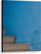 Canvas  - Trap bij Blauwe Muur - 75x100cm Foto op Canvas Schilderij (Wanddecoratie op Canvas)