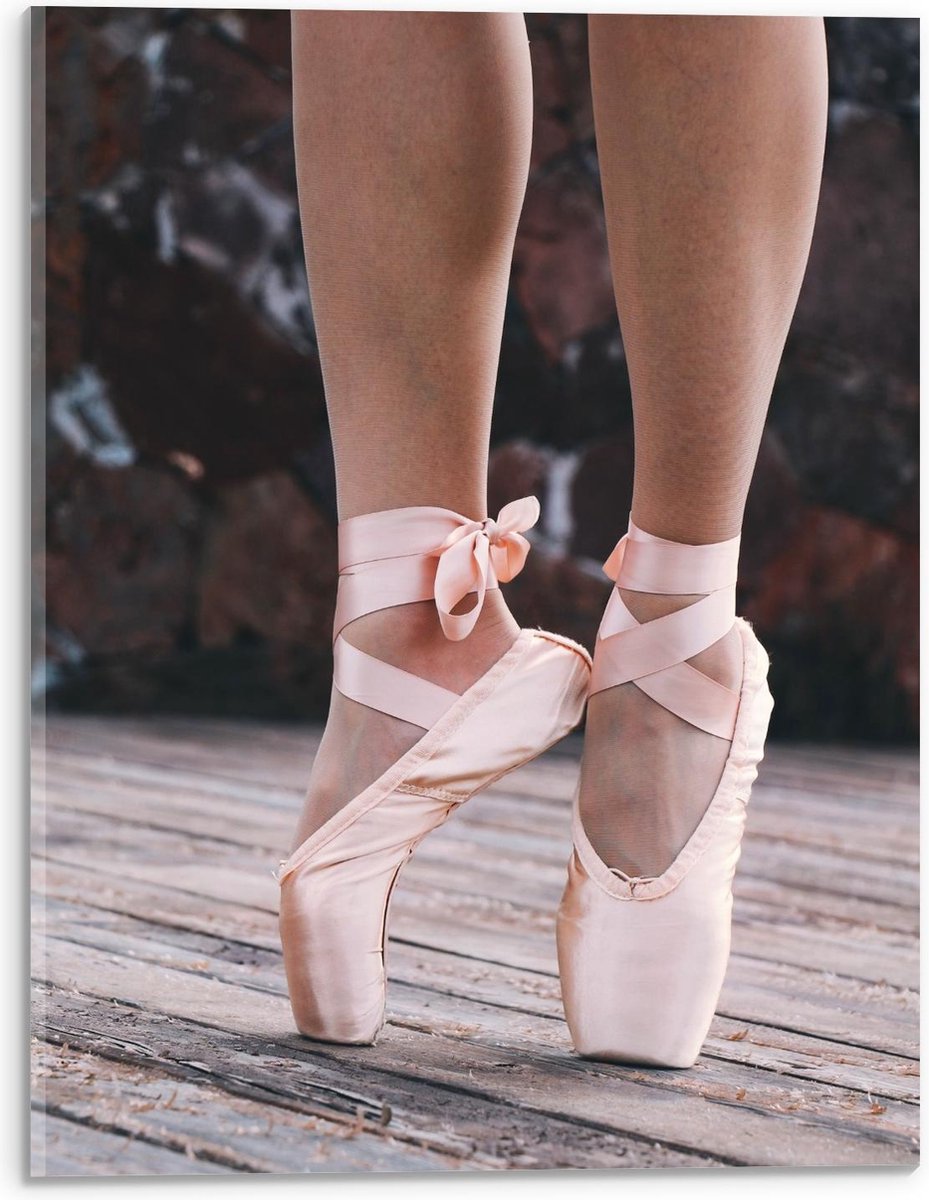 Acrylglas - Ballerina op Spitzen op Houten Vloer - 30x40cm Foto op Acrylglas (Wanddecorati