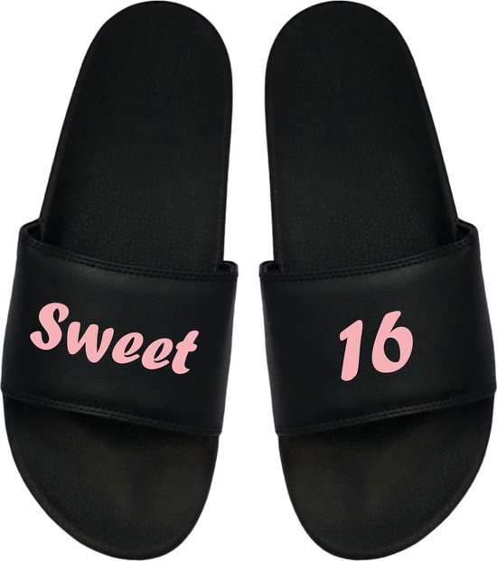 Zwarte badslippers met roze tekst 'Sweet 16'.