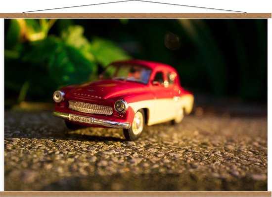 Schoolplaat – Rode Miniatuur Auto in Grind - 120x80cm Foto op Textielposter (Wanddecoratie op Schoolplaat)
