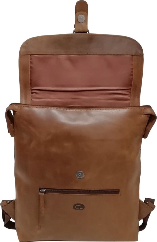 Bruine leren rugzak met open klep, ritsvak en CL logo.