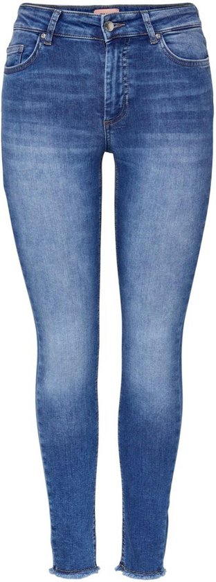 Blauwe skinny jeans met een licht verbleekte wassing en rafelige zoom aan de voorkant.