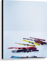 Canvas  - Skie's in de Sneeuw - 75x100cm Foto op Canvas Schilderij (Wanddecoratie op Canvas)
