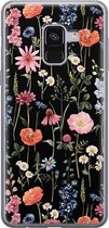 Samsung Galaxy A8 2018 hoesje siliconen - Dark flowers - Soft Case Telefoonhoesje - Bloemen - Zwart