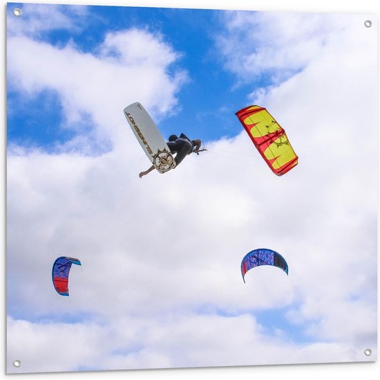 Tuinposter – Kit surfers in de Lucht  - 100x100cm Foto op Tuinposter  (wanddecoratie voor buiten en binnen)