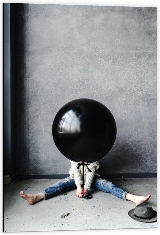Dibond - Meisje achter Ballon - 60x90cm Foto op Aluminium (Wanddecoratie van metaal)