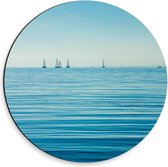 Dibond Wandcirkel - Blauwe Zee met Bootjes in de Verte - 30x30cm Foto op Aluminium Wandcirkel (met ophangsysteem)