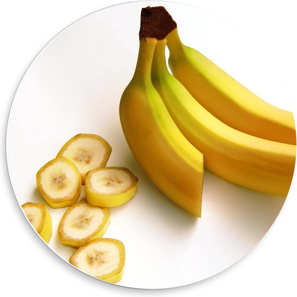 Forex Wandcirkel - Banaan met Stukjes op een Witte Achtergrond  - 50x50cm Foto op Wandcirkel (met ophangsysteem) op Prijzenvolger.com