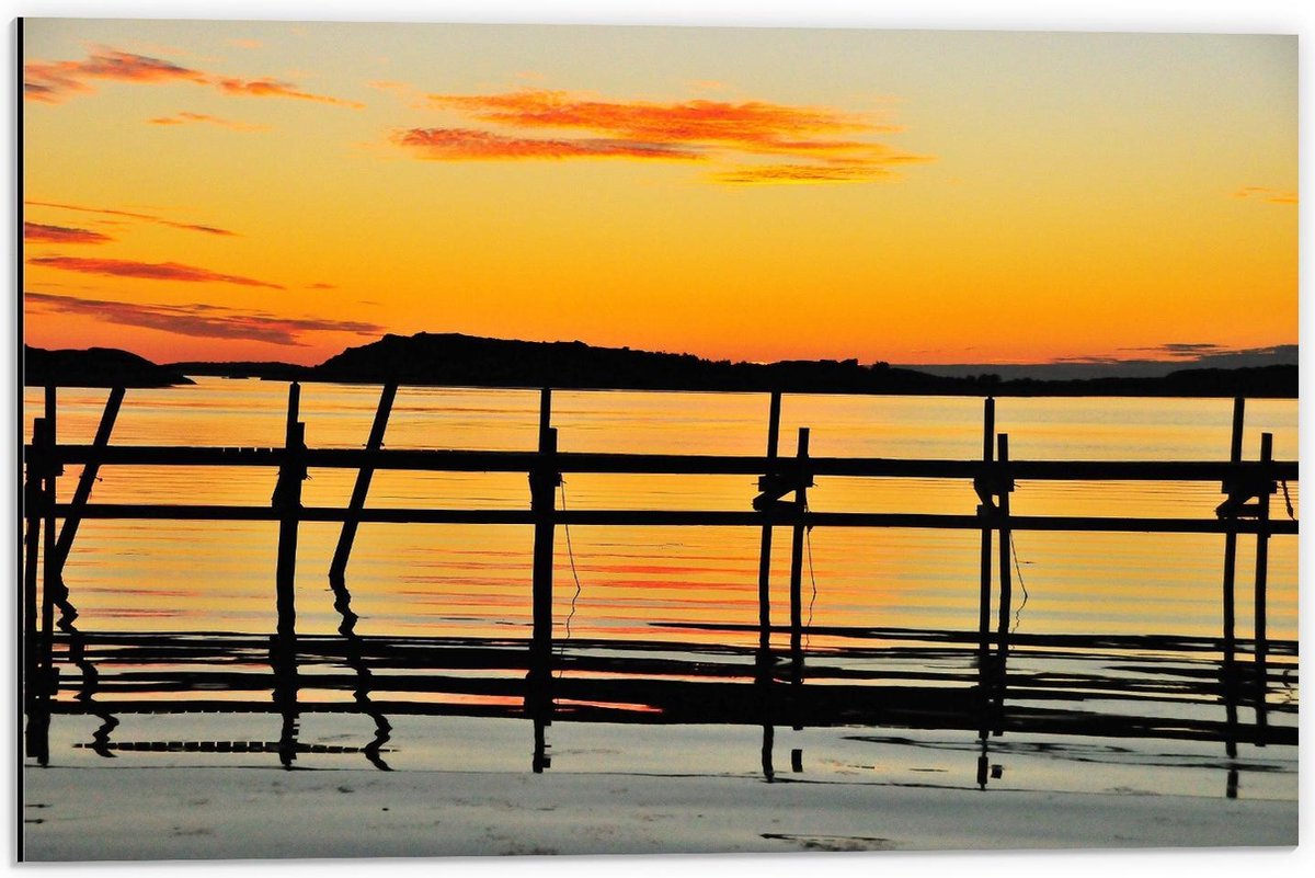 Dibond - Houten Palen aan het Meer met Zon - 60x40cm Foto op Aluminium (Wanddecoratie van 