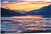 Forex - Zonsondergang aan het Water bij de Bergen - 90x60cm Foto op Forex