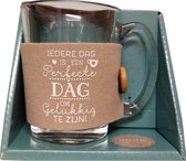 Theeglas - Iedere dag is een perfecte dag om gelukkig te zijn -  Gevuld met verpakte toffees - Voorzien van een zijden lint met de tekst "Speciaal voor jou" - In cadeauverpakking met gekleurd lint