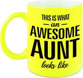 Awesome aunt /tante cadeau mok / beker neon geel 330 ml