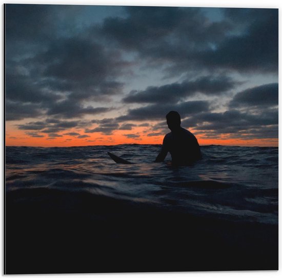 Dibond - Man in Zee met Zonsondergang - 50x50cm Foto op Aluminium (Met Ophangsysteem)