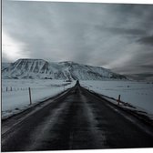 Dibond - Weg tussen Besneeuwde Bergen  - 80x80cm Foto op Aluminium (Wanddecoratie van metaal)