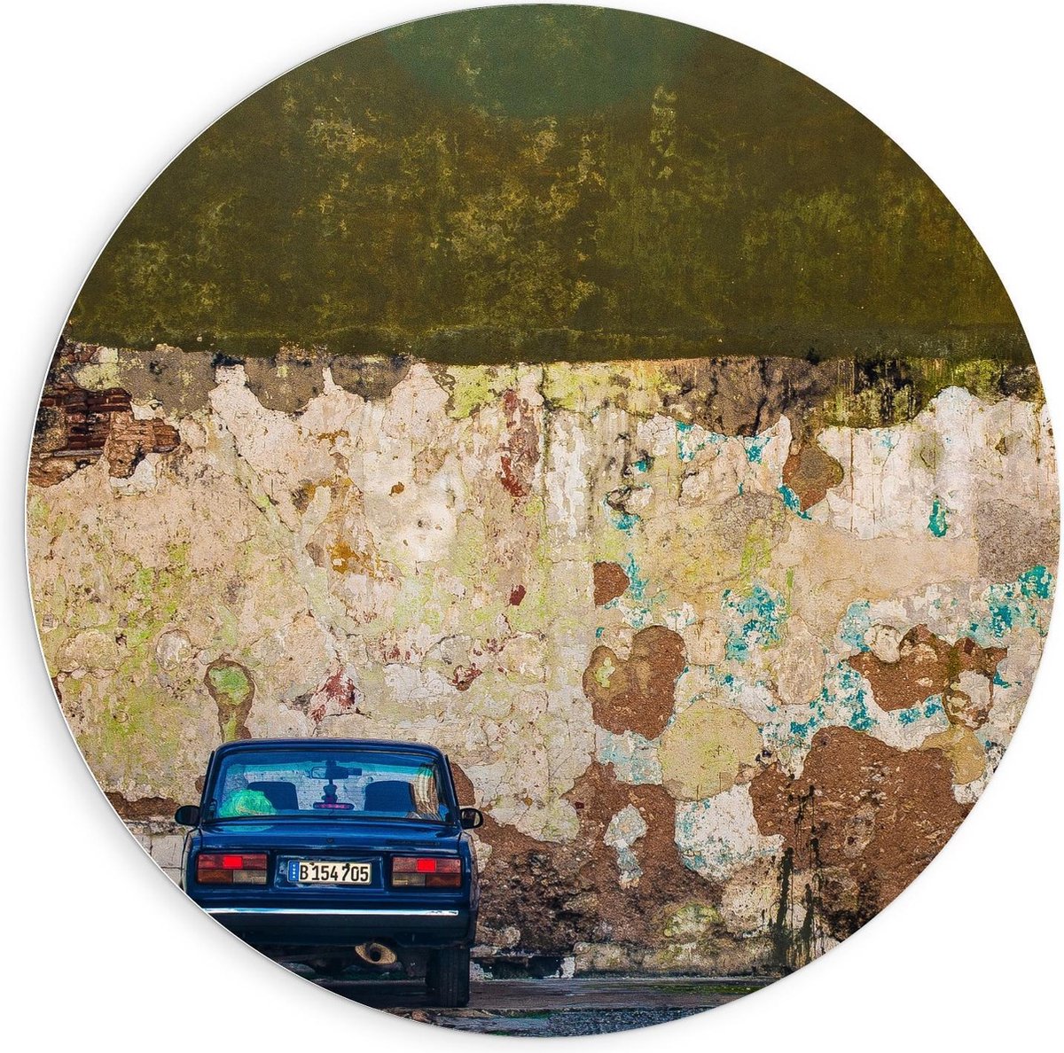 KuijsFotoprint Forex Wandcirkel - Geparkeerde Auto bij Verwoeste Muur - 90x90cm Foto op Wandcirkel (met ophangsysteem) Blauw