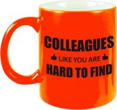 Collega cadeau mok / beker neon oranje colleagues like you are hard to find