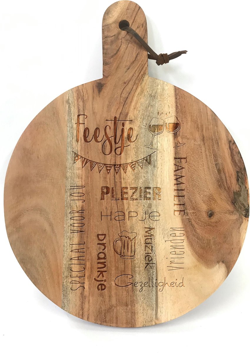 Ronde snijplank/borrelplank met tekst gravure FEESTJE. Een origineel cadeau voor ieder willekeurig feest. Het formaat is 40x30cm incl. handvat en 30cm doorsnede excl. handvat.