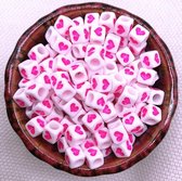 100 Stuks Acryl Kralen Wit Vierkant Met Roze Hartjes (6mm) - Letterkralen - Kralen Hart