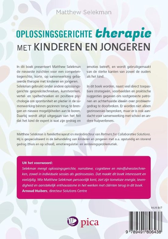 Achterkant boek 'Oplossingsgerichte therapie met kinderen en jongeren' met tekst en barcode.