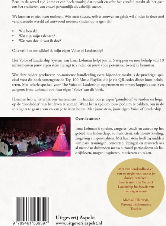 Boekomslag 'The Voice of Leadership' met een vrouw op een podium. Achterkant met streepjescode en informatie over de auteur.
