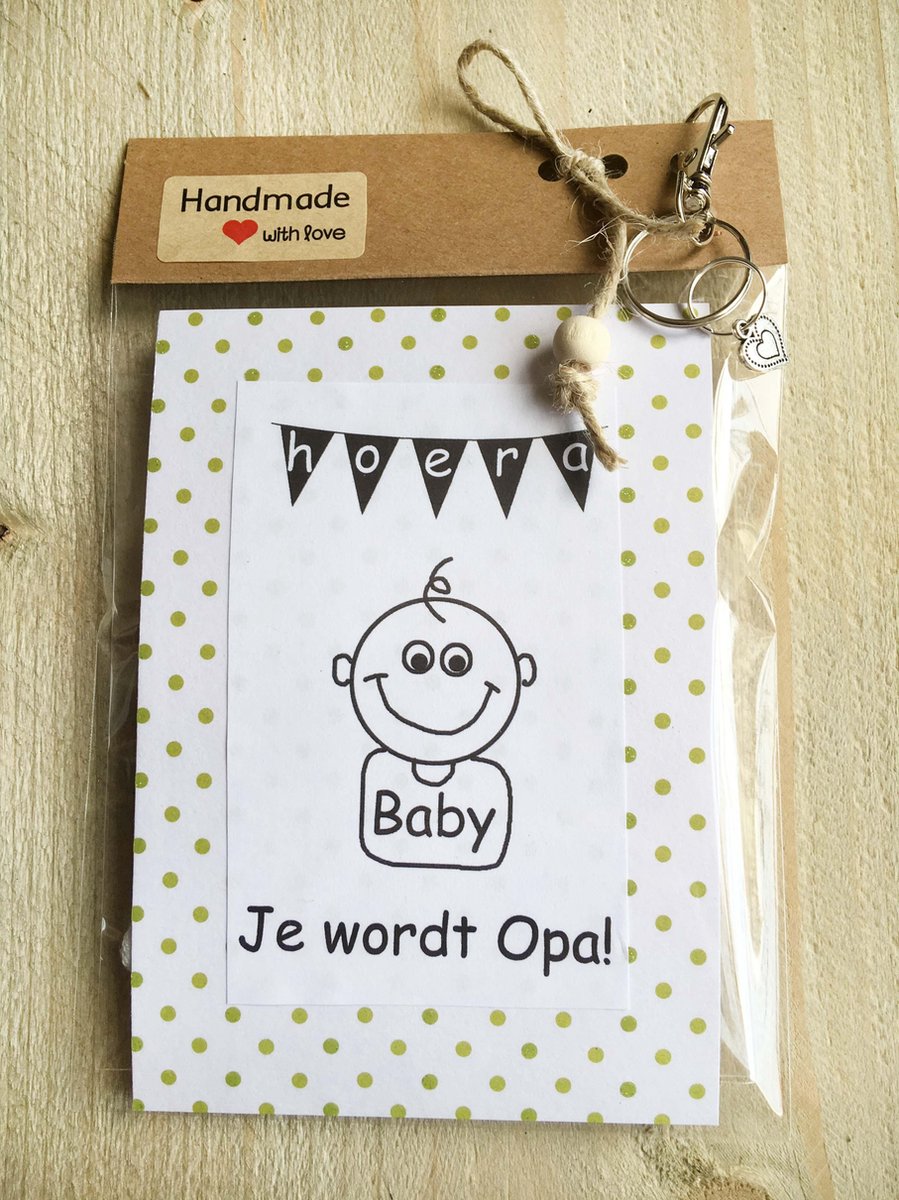 Goedkoopste Kraamcadeau, hoera je wordt opa, kadootje met babysokjes en sleutelhanger met bedelhart, verrassing, zwangerschap, zwanger, baby,