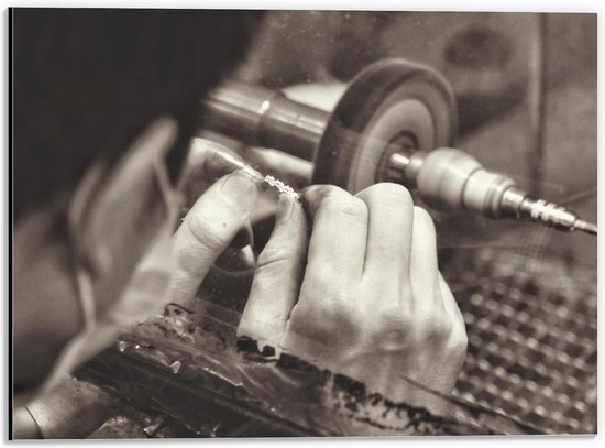 Dibond - Arbeider in Fabriek (zwart/wit) - 40x30cm Foto op Aluminium (Met Ophangsysteem)