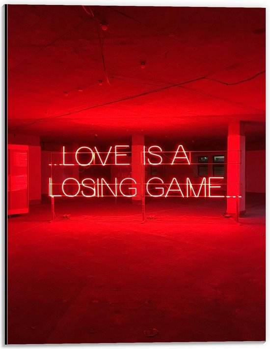 Dibond - Rode ruimte met Tekst Love is A Losing Game  - 30x40cm Foto op Aluminium (Met Ophangsysteem)