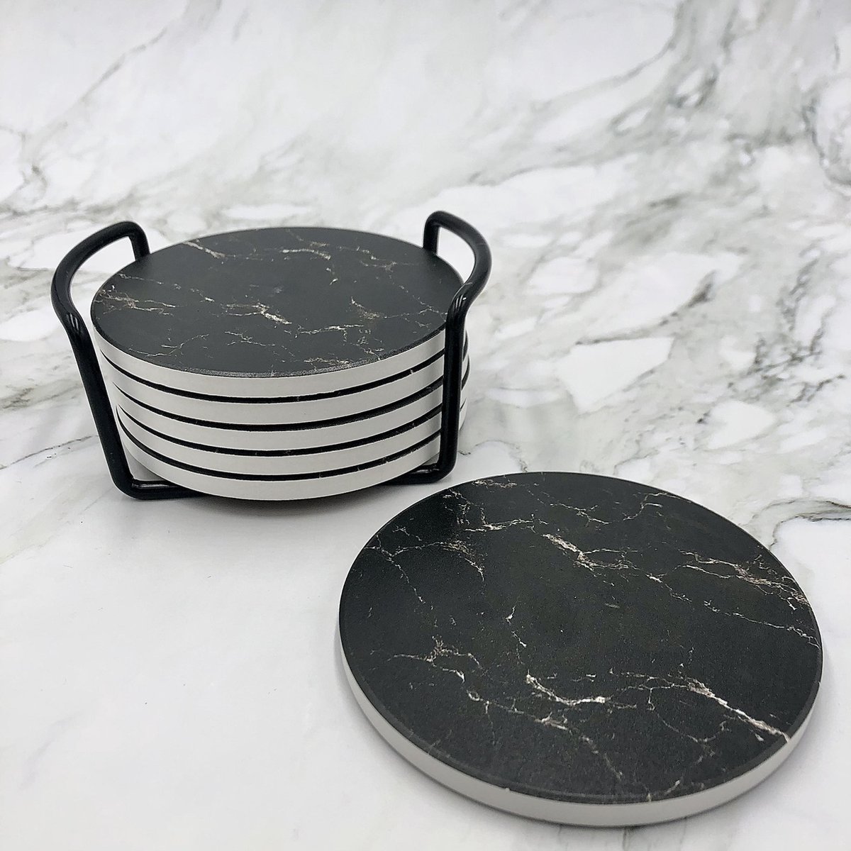 Maison Extravagante - Luxe onderzetters met marmer look voor glazen en mokken - Set van 6 - Zwart- Inclusief zwarte metalen houder - Keramische onderzetters - Anti-slip - Rond — cadeau in Wonen & Interieur - foto 3