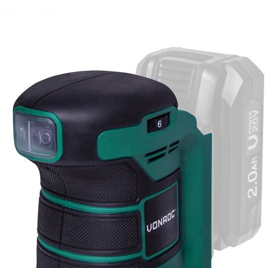 Close-up van de groene Vonroc excentrische schuurmachine, met handvat, snelheidsinstelling en de 2.0Ah 20V accu.