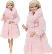 Poppenkleertjes - Geschikt voor modepoppen zoals Barbie - Winterjas - Roze nep bontjas - Winterkleding