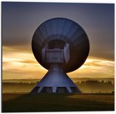 Dibond - Satelliet bij Zonsondergang  - 50x50cm Foto op Aluminium (Wanddecoratie van metaal)