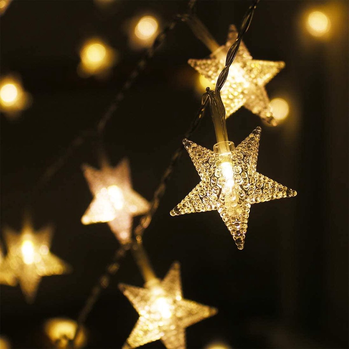 Achtergrond In De Vorm Van Groene Glitterende Sterren, Tuinen En Een Keten Met Gouden Sneeuwvlokken Voor Kerstboomversieringen Op Image165562626