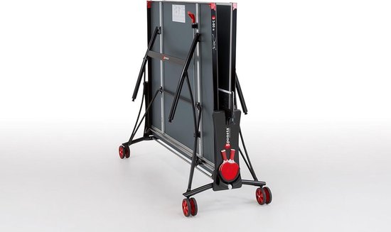 Ingeklapte zwarte Sponeta tafeltennistafel, model S3-80e, met rode details op wielen.