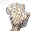 Hand met een zilverkleurige
metalen schuurspons.