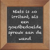 Wijsheden op krijtbord tegel over Thuis met spreuk :Niets is zo irritant als een goedbedoelde spreuk aan de wand