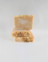 Soapluscious Chamomile & Calendula Zeep - Handgemaakt - 150 gram - Biologisch /  Savon naturel artisanal - Chamomile & Calendula