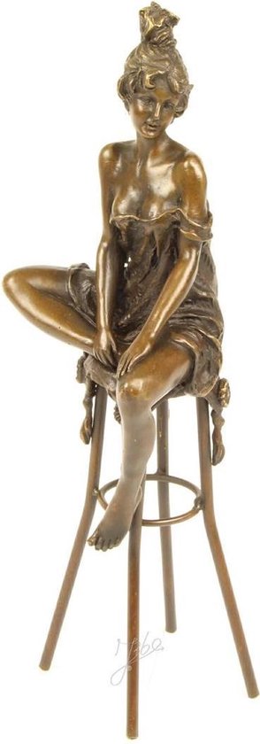 Dame sur chaise de bar - Statue en bronze - patiné doré - hauteur 27,8 cm